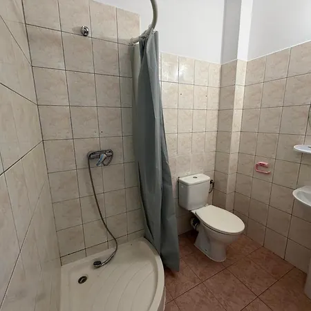Glow Hostal *